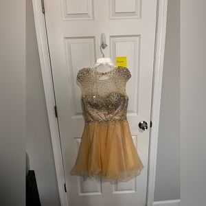 No longer need and is a beautiful dress that I want to share.
